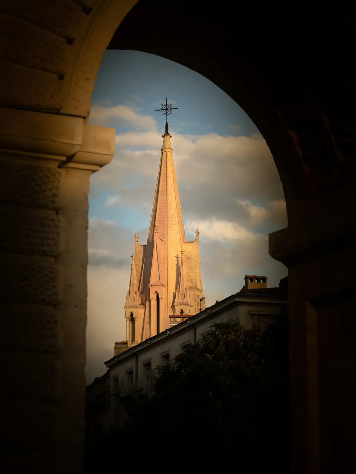 Clocher d'église à Montpellier au coucher du soleil