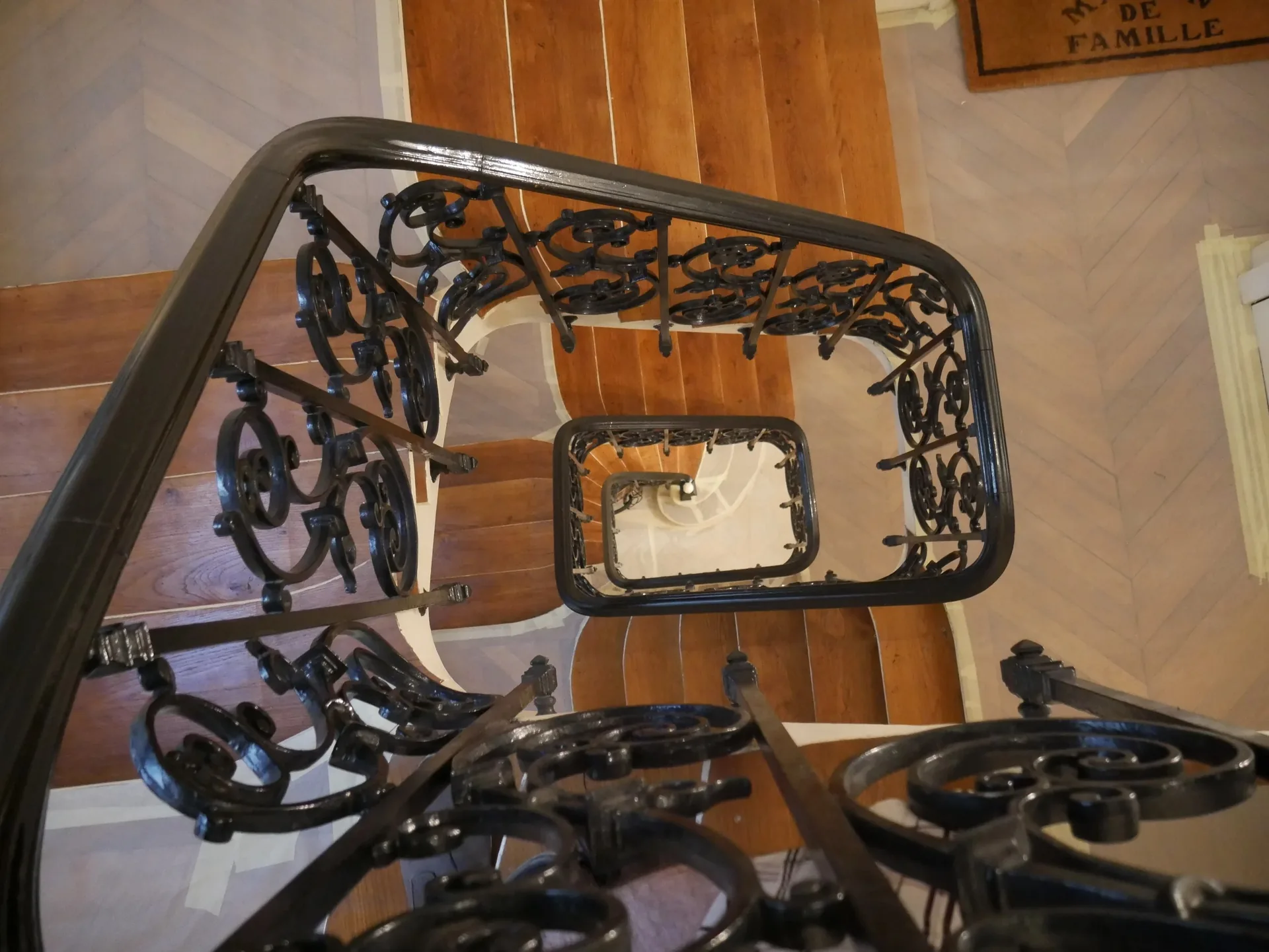 Escalier en colimaçon avec rambarde en fer forgé vu en plongée