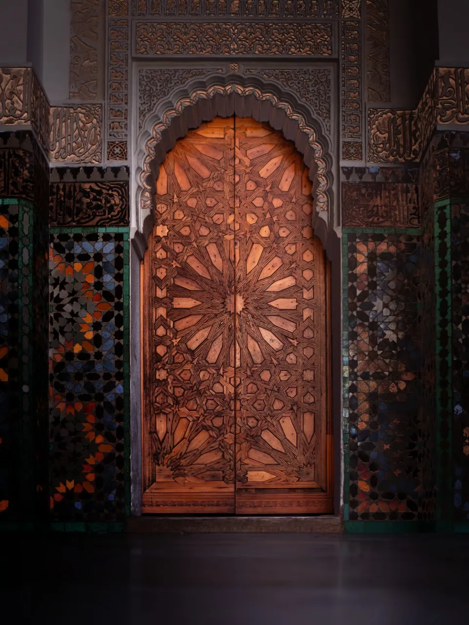 Porte sculptée en bois d'une mosquée de Marrakech
