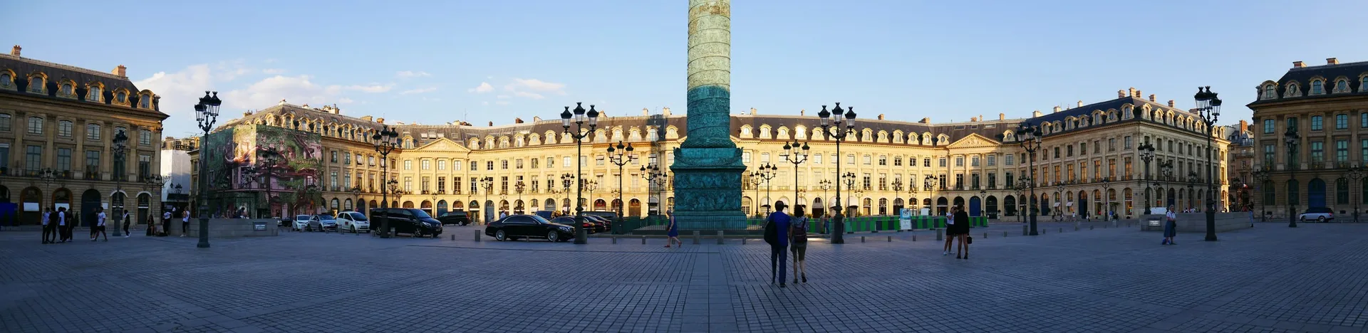 Vue panoramique de la Place Vendôme avec sa colonne Napoléon à Paris