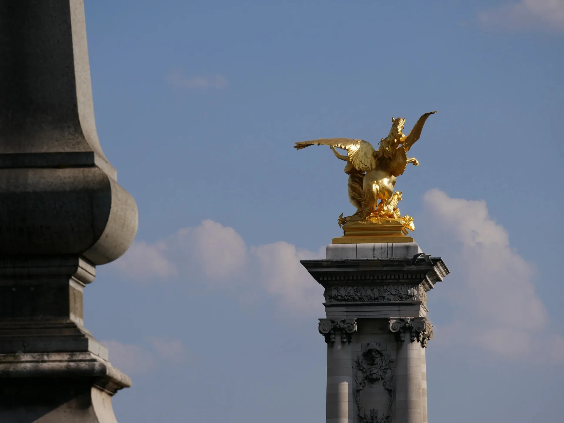 Statue dorée ailée sur colonne du Pont Alexandre III à Paris
