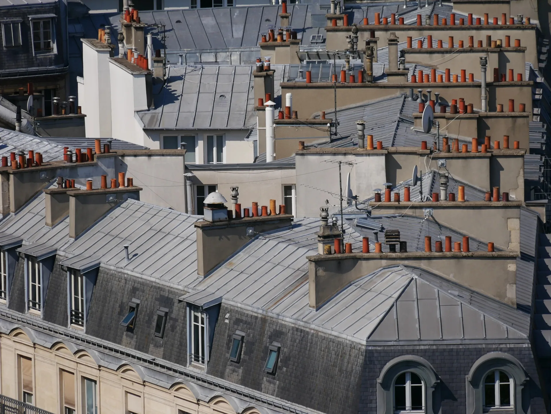 Vue plongeante sur les toits en ardoise et cheminées de Paris