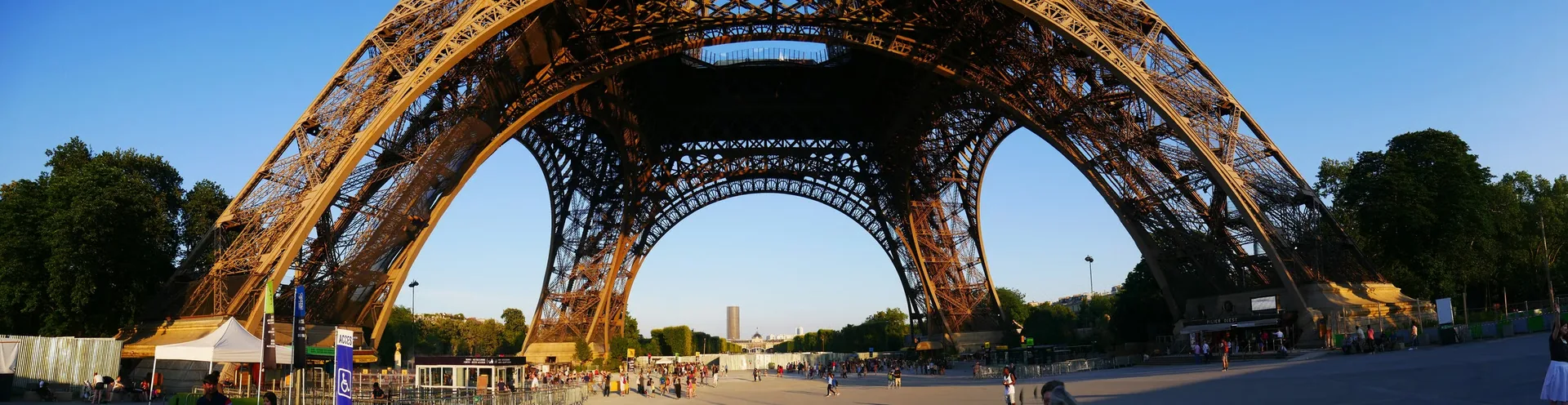 Vue panoramique de la Tour Eiffel depuis le dessous en grand angle