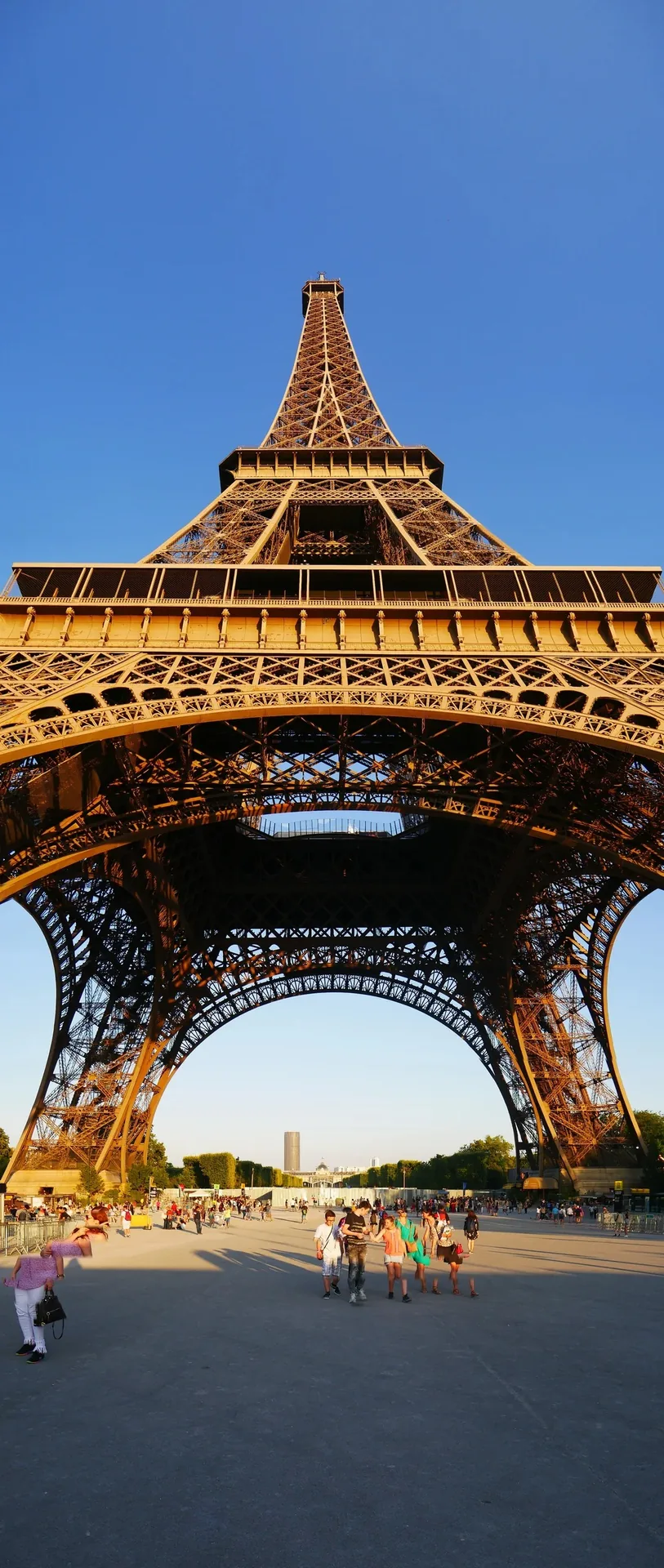 Tour Eiffel photographiée de dessous en format vertical au Champ-de-Mars
