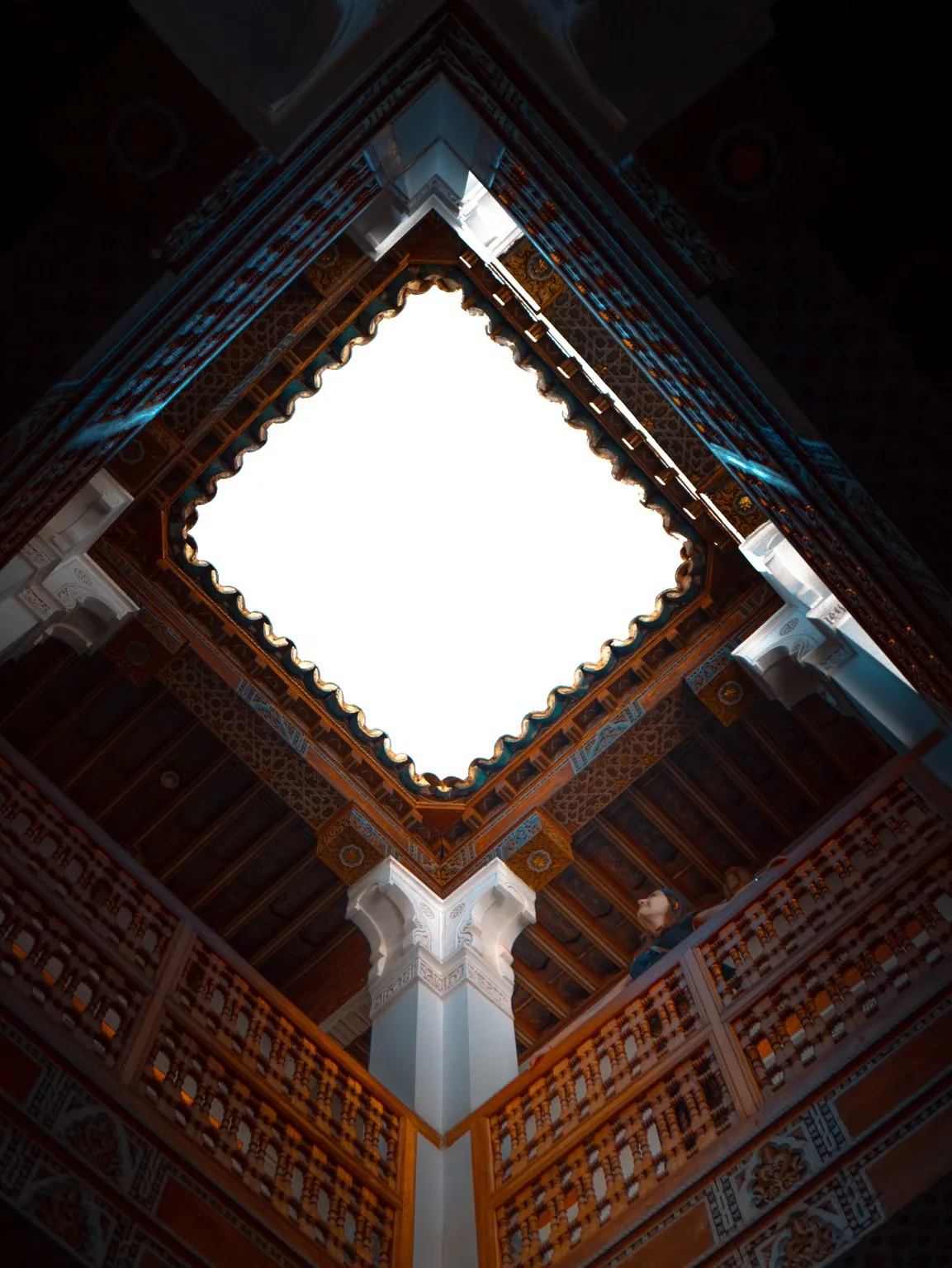 Patio d'un riad de Marrakech vu depuis le bas