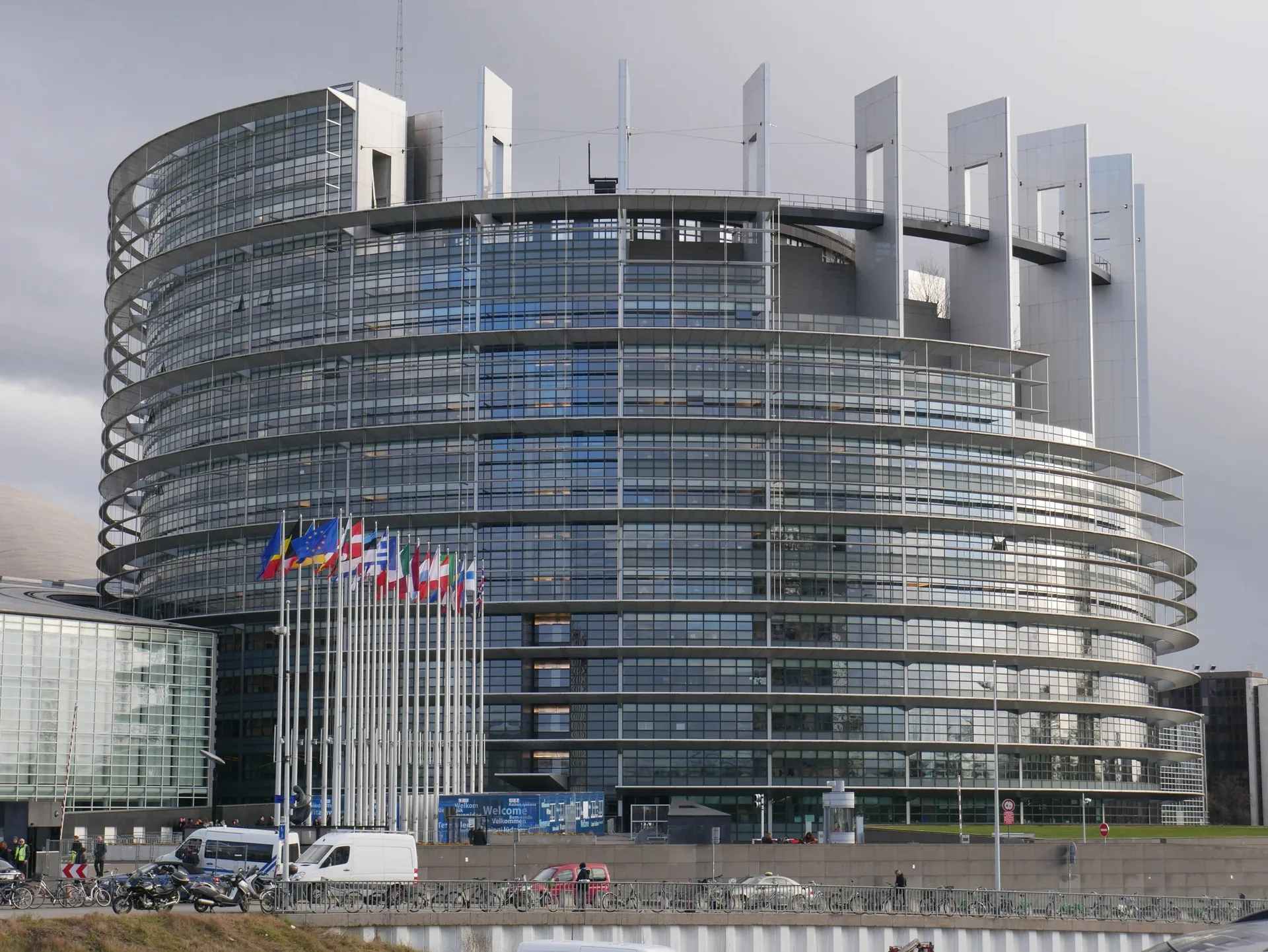 Façade extérieure du Parlement européen de Strasbourg avec drapeaux