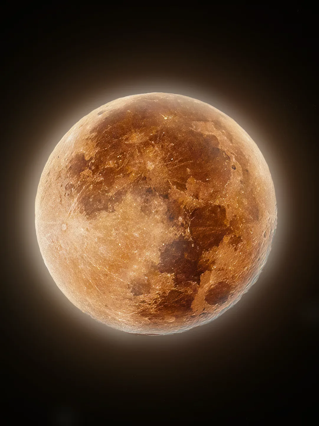 Pleine lune dorée en gros plan sur fond noir