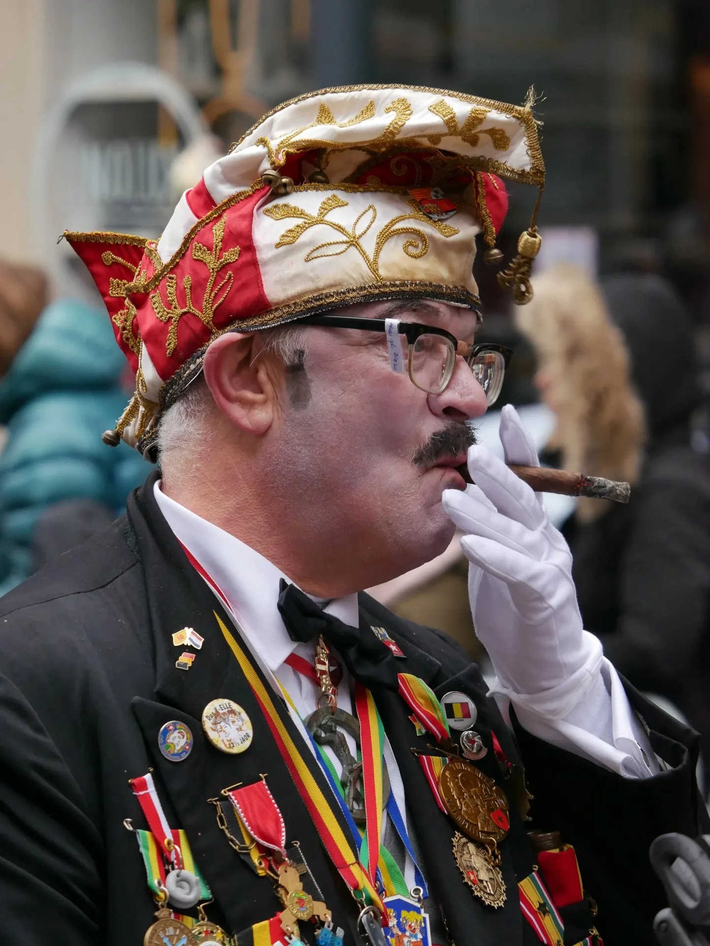 Portrait d'un Gille en costume de carnaval à Maastricht fumant un cigare