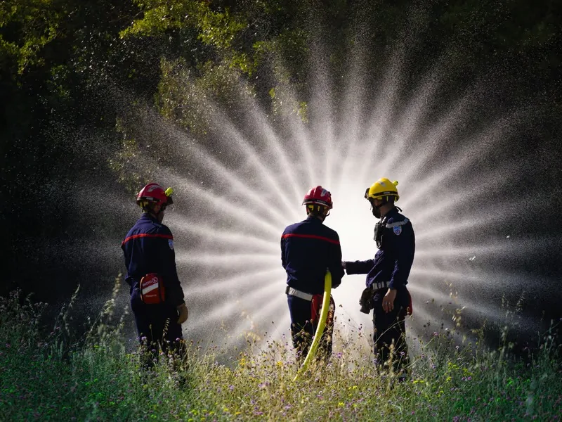 Vue panoramique de pompiers lors d'un exercice de lance à incendie