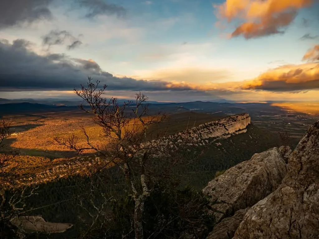 Vue panoramique depuis le Pic Saint-Loup avec coucher de soleil dramatique