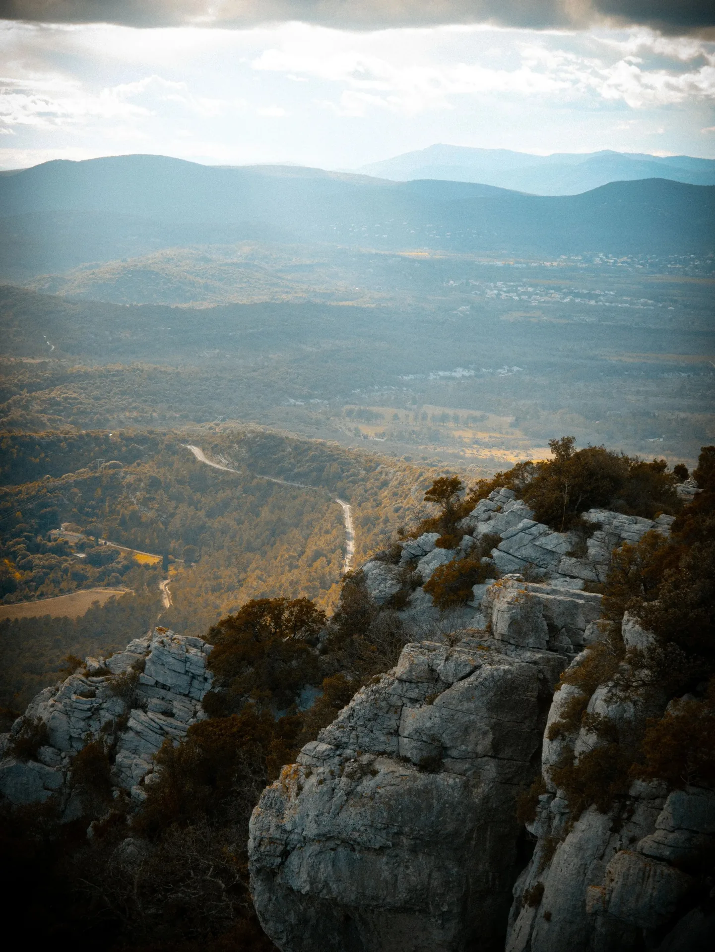 Vue depuis un sommet de falaise sur la vallée et les montagnes lointaines
