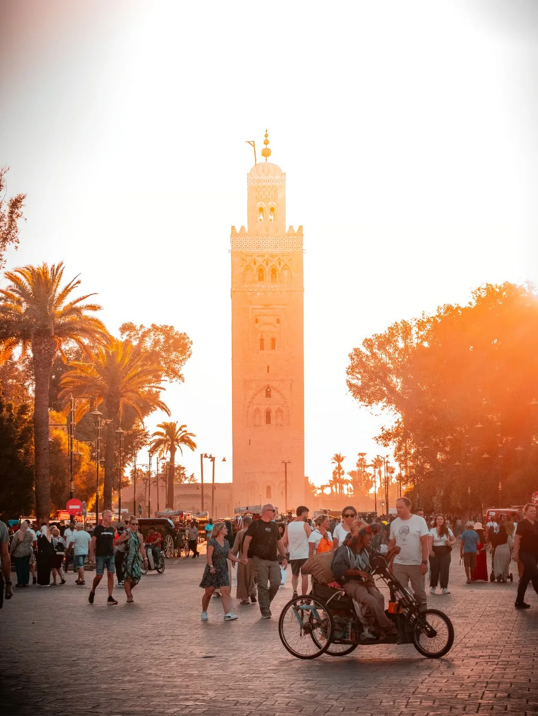 Mosquée Koutoubia de Marrakech au coucher du soleil avec la foule