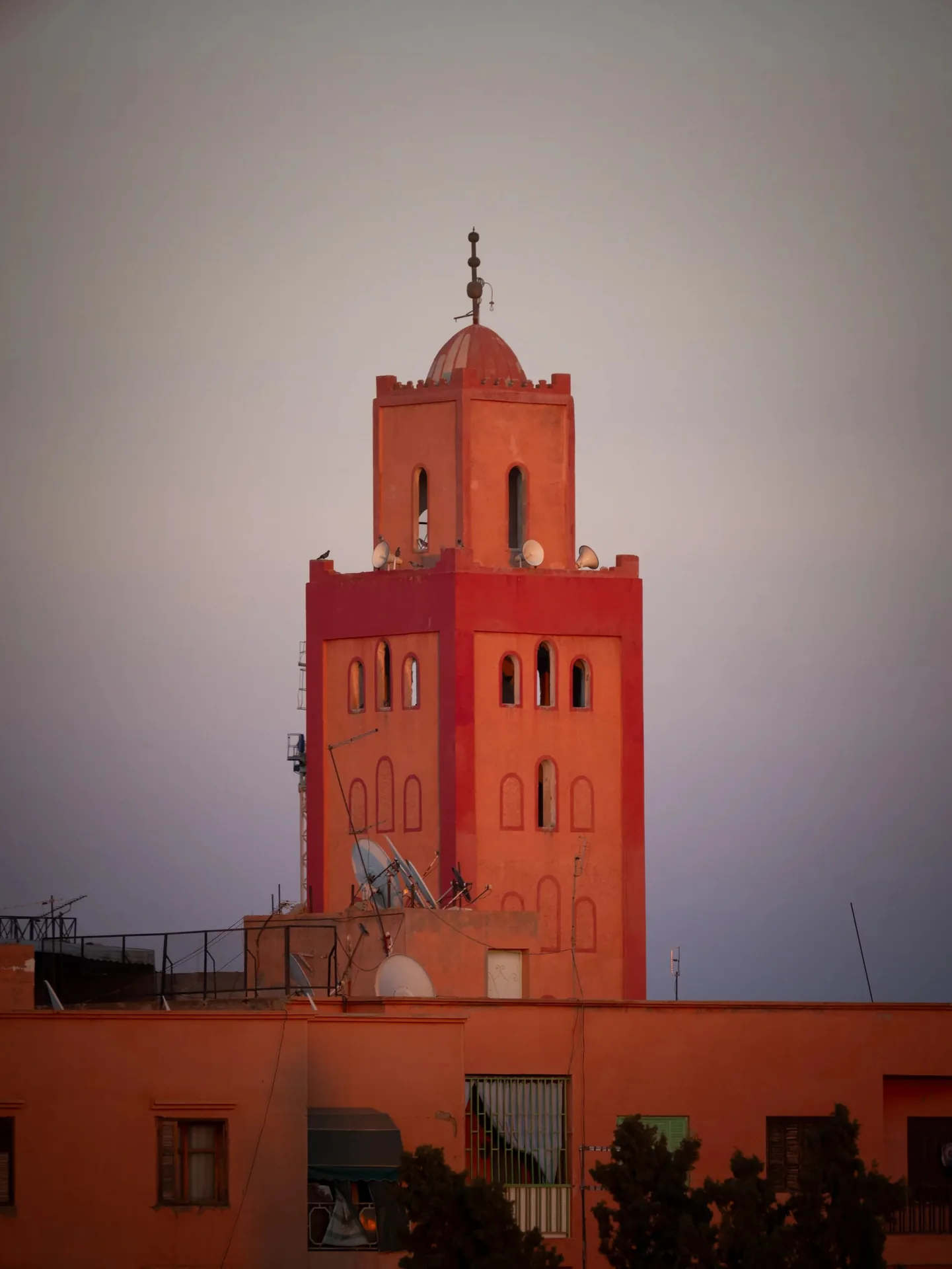 Minaret rouge au coucher du soleil à Marrakech