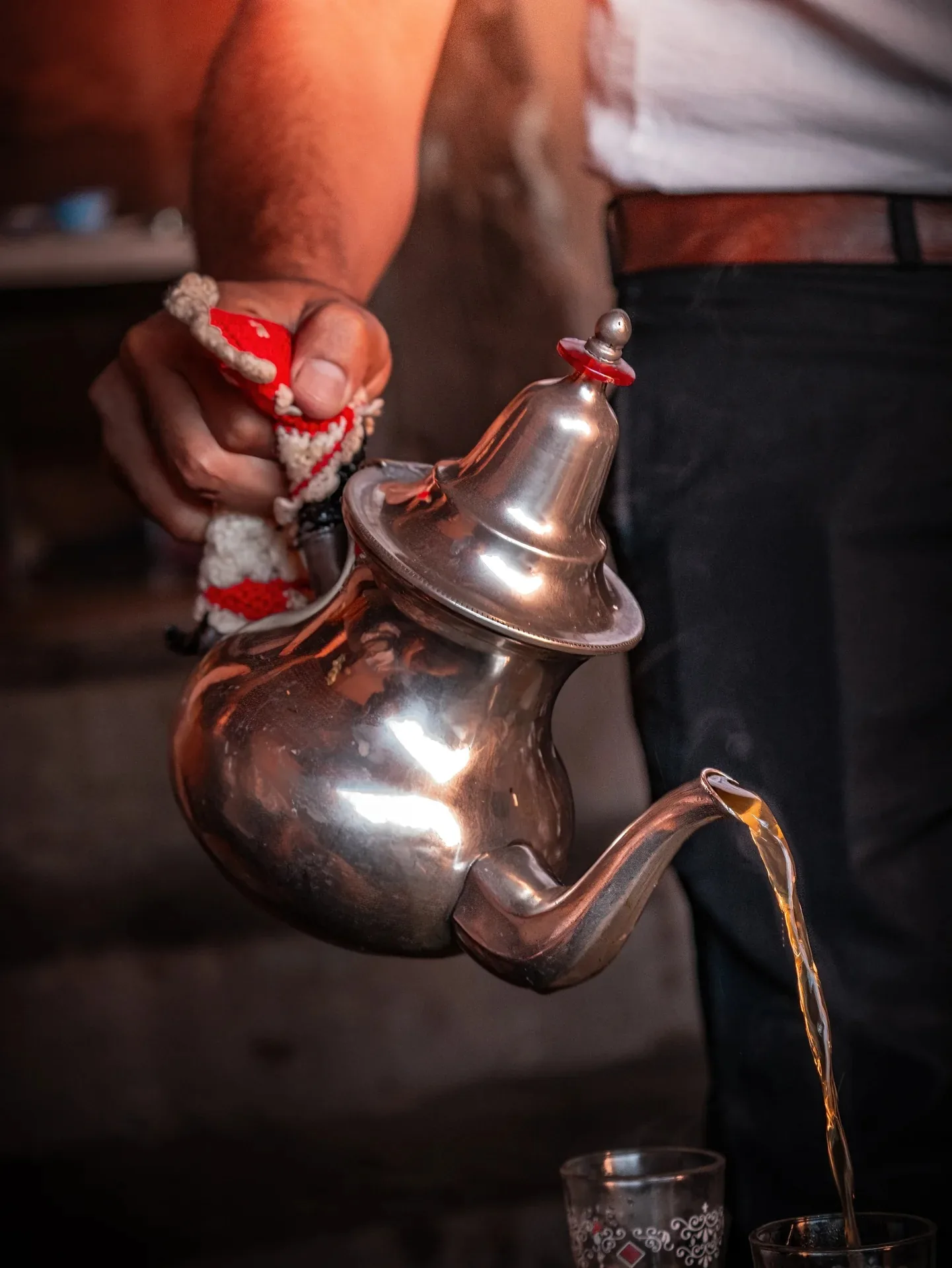Service à thé à la menthe traditionnel à Marrakech