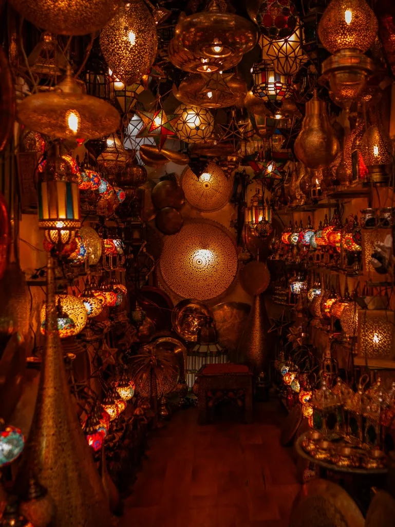 Lanternes dorées dans les souks de Marrakech