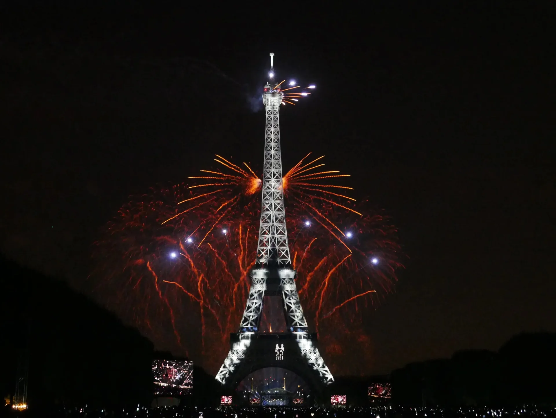 Tour Eiffel illuminée avec feu d'artifice du 14 juillet la nuit
